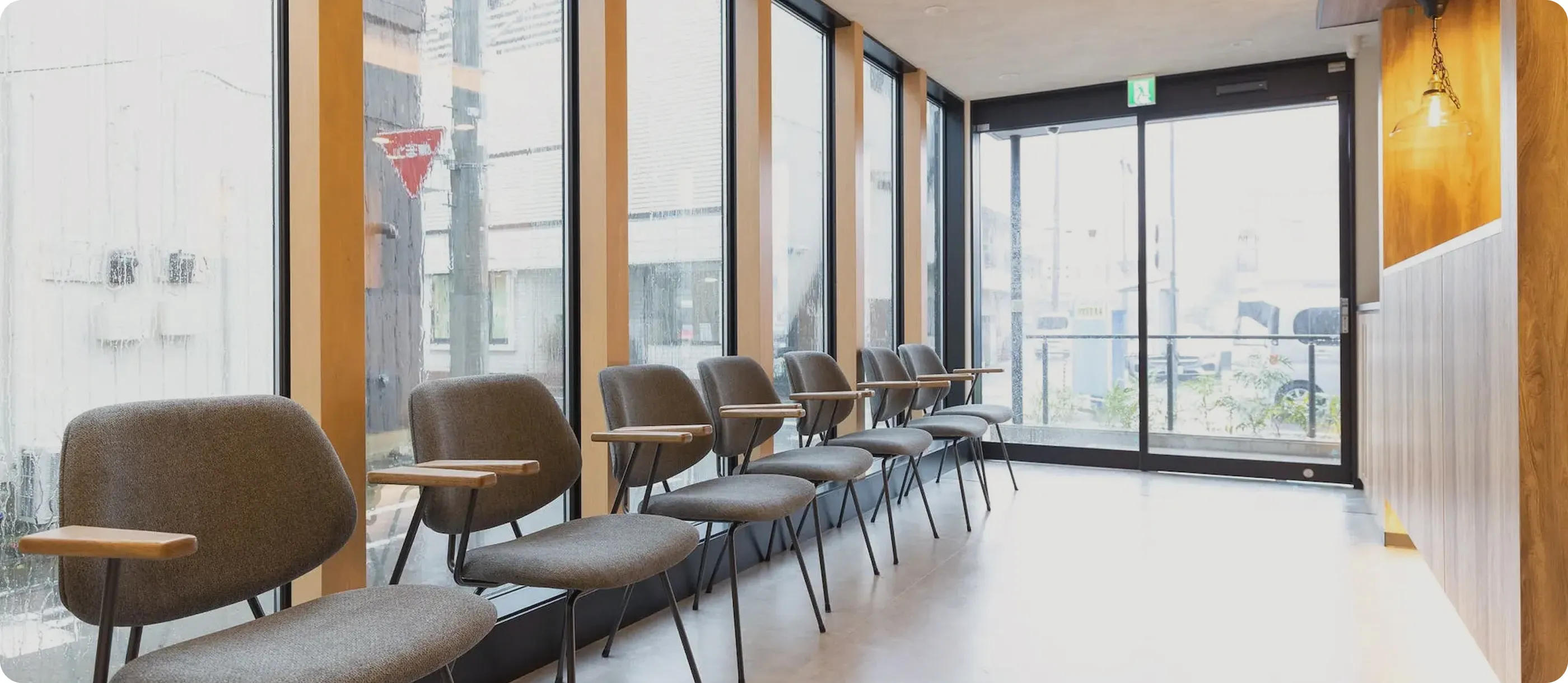 大きな窓から自然光が入る明るく清潔な歯科医院の待合室